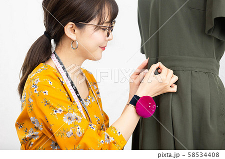 ファッションデザイナー　女性 58534408