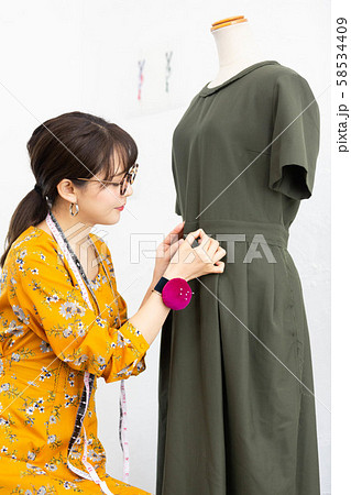 ファッションデザイナー　女性 58534409
