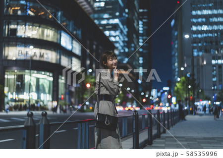 都会の女性 58535996