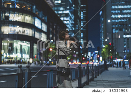 都会の女性 58535998