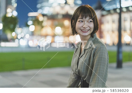 都会の女性 都会の女性 58536020