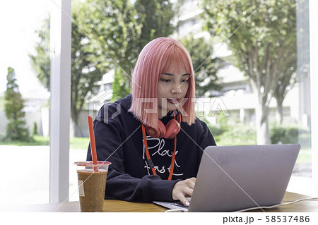 ピンク色の髪の女性デザイナー 58537486