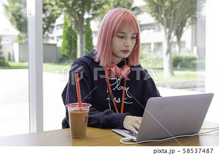 ピンク色の髪の女性デザイナー 58537487