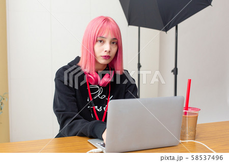 ピンク色の髪の女性デザイナー ピンク色の髪の女性デザイナー 58537496