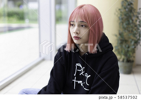 ピンク色の髪の女性デザイナー ピンク色の髪の女性デザイナー 58537502