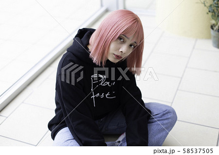 ピンク色の髪の女性デザイナー ピンク色の髪の女性デザイナー 58537505