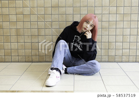 ピンク色の髪の女性デザイナー 58537519