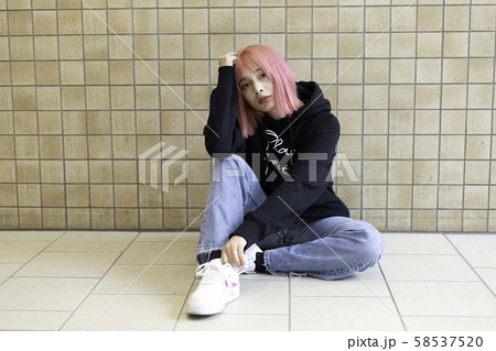 ピンク色の髪の女性デザイナー 58537520