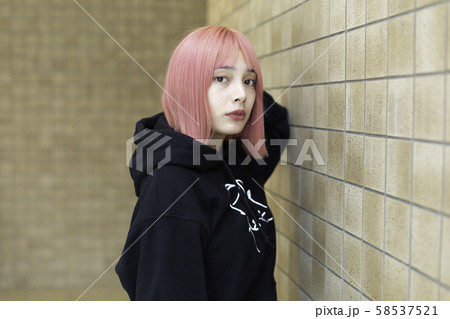 ピンク色の髪の女性デザイナー ピンク色の髪の女性デザイナー 58537521