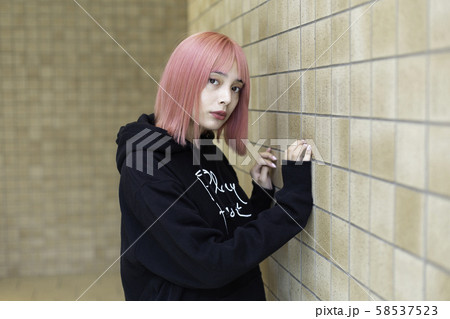 ピンク色の髪の女性デザイナー ピンク色の髪の女性デザイナー 58537523