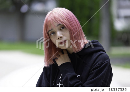 ピンク色の髪の女性デザイナー ピンク色の髪の女性デザイナー 58537526