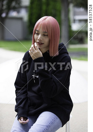 ピンク色の髪の女性デザイナー ピンク色の髪の女性デザイナー 58537528
