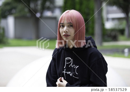 ピンク色の髪の女性デザイナー ピンク色の髪の女性デザイナー 58537529