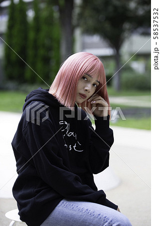 ピンク色の髪の女性デザイナー 58537532