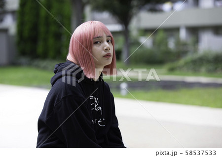 ピンク色の髪の女性デザイナー ピンク色の髪の女性デザイナー 58537533