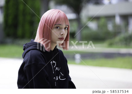 ピンク色の髪の女性デザイナー ピンク色の髪の女性デザイナー 58537534