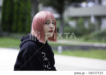 ピンク色の髪の女性デザイナーの写真素材