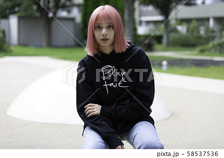 ピンク色の髪の女性デザイナー ピンク色の髪の女性デザイナー 58537536