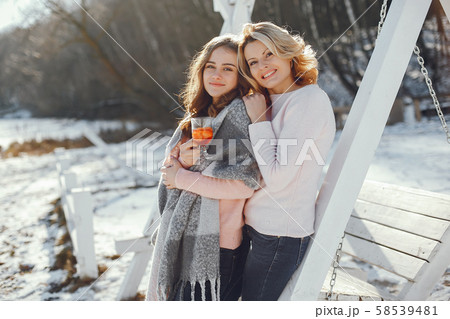 Mother witn daughter 58539481