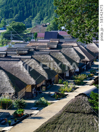 江戸時代の趣そのままの大内宿　展望台からの街並み 58542475