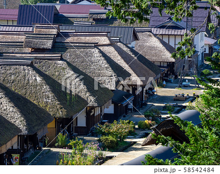 江戸時代の趣そのままの大内宿 展望台からの街並み 江戸時代の趣そのままの大内宿 展望台からの街並み 58542484