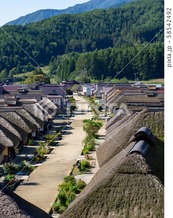 江戸時代の趣そのままの大内宿 展望台からの街並み 江戸時代の趣そのままの大内宿 展望台からの街並み 58542492