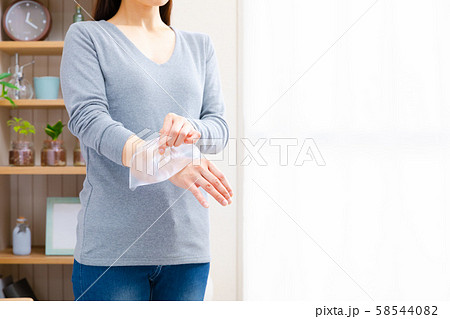 手首を冷やす女性 手首を冷やす女性 58544082