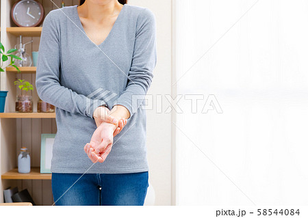 手首を押さえる女性 手首を押さえる女性 58544084