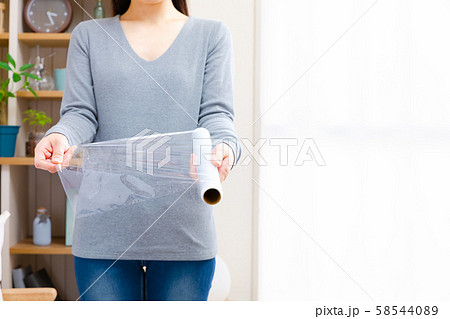 ラップを広げる女性　様々な活用法 58544089