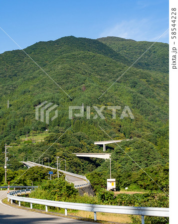 快晴の南会津の山に続く九十九折の道 58544228