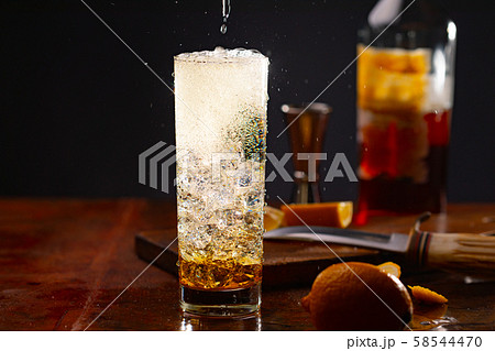 薄暗いバーでのハイボール作りの様子 58544470