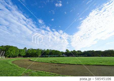 公園の競技場とトラックのイメージ 公園の競技場とトラックのイメージ 58545106