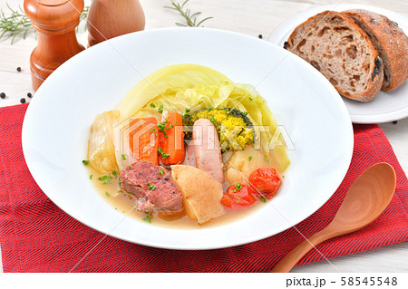 野菜とソーセージ、豚肉肩ブロックの煮込みスープ「ポトフ」。 58545548