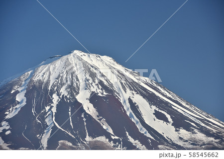 5月のゴールデンウィーク、山梨県鳴沢村から青く晴れた富士山の山肌を撮る 5月のゴールデンウィーク、山梨県鳴沢村から青く晴れた富士山の山肌を撮る 58545662