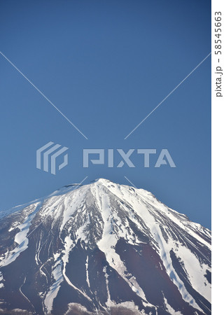 快晴のゴールデンウィーク、青空の下、山梨県鳴沢村から見た富士山を撮る 58545663