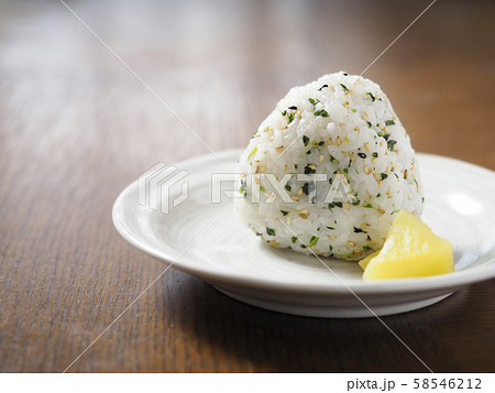 青菜のおにぎりとたくあん 58546212