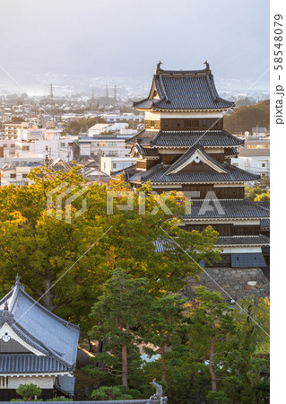 《長野県》松本城の夕暮れ 《長野県》松本城の夕暮れ 58548079