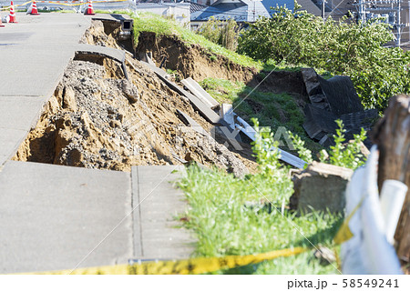 土砂崩れ　土砂災害　がけ崩れ　台風　災害 58549241