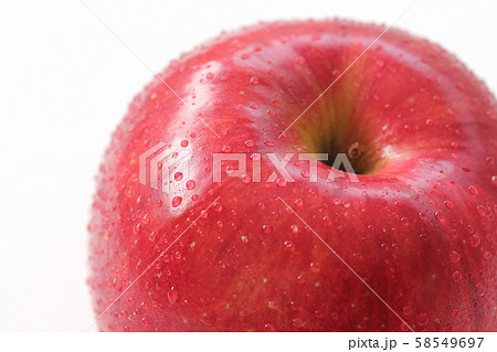 瑞々しいりんご（小粒の水滴） 58549697
