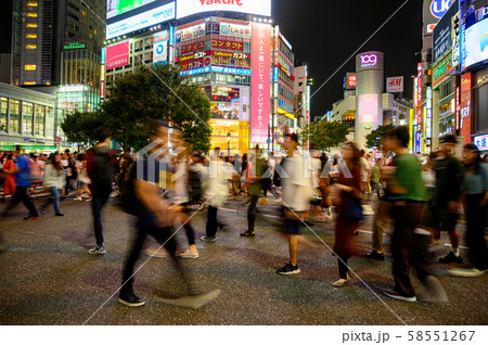 夜の渋谷スクランブル交差点 58551267