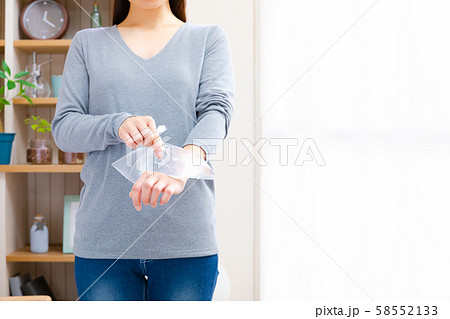 手首を冷やす女性 58552133