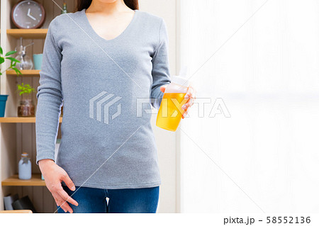 オリゴ糖を持つ女性 オリゴ糖を持つ女性 58552136