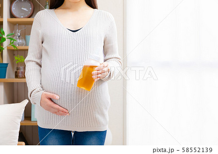 オリゴ糖を持つ妊婦の写真素材