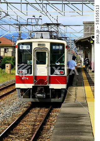 日光へ向かう…6050系 電車 東武金崎駅 日光へ向かう…6050系 電車 東武金崎駅 58556513