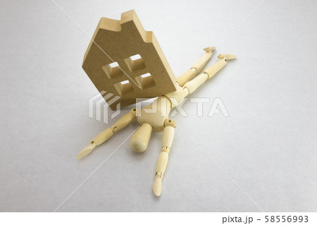 家に押しつぶされる人 家に押しつぶされる人 58556993
