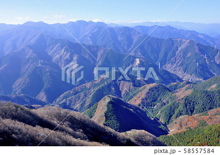 奥武蔵の大持山から眺める秩父山地 58557584