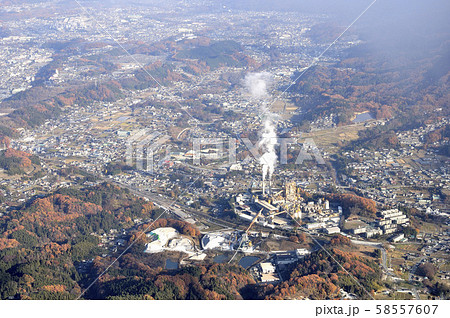 武甲山山頂からの横瀬町を眺める 58557607
