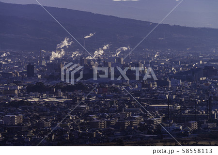 （静岡県）朝日を浴びる富士市の工業地帯 58558113