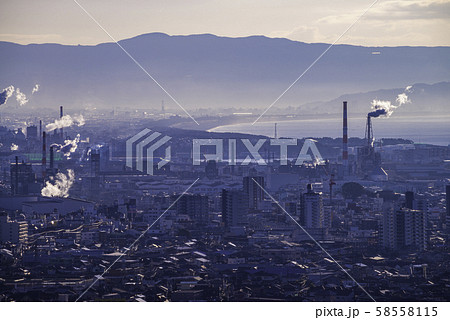 （静岡県）朝日を浴びる富士市の工業地帯 58558115