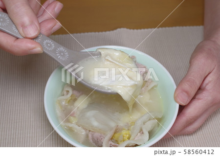 小分けした洋風鍋料理を食べている 小分けした洋風鍋料理を食べている 58560412